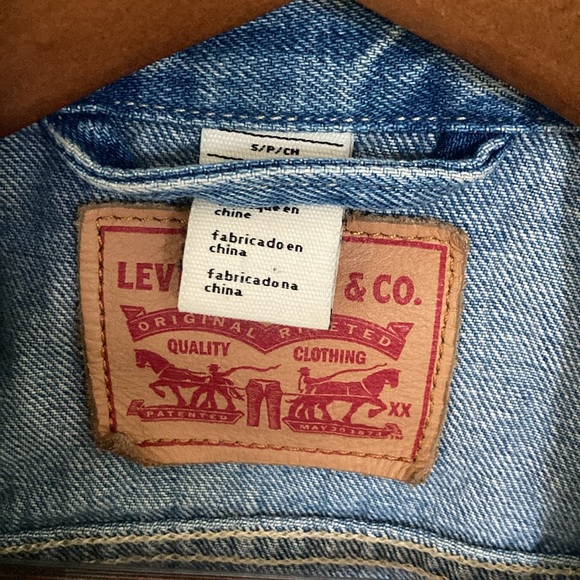 Levi’s distressed denim jacket - Picture 3 of 9